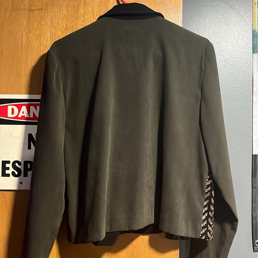 Collared Short Buttoned Shirt - Picture 5 of 5